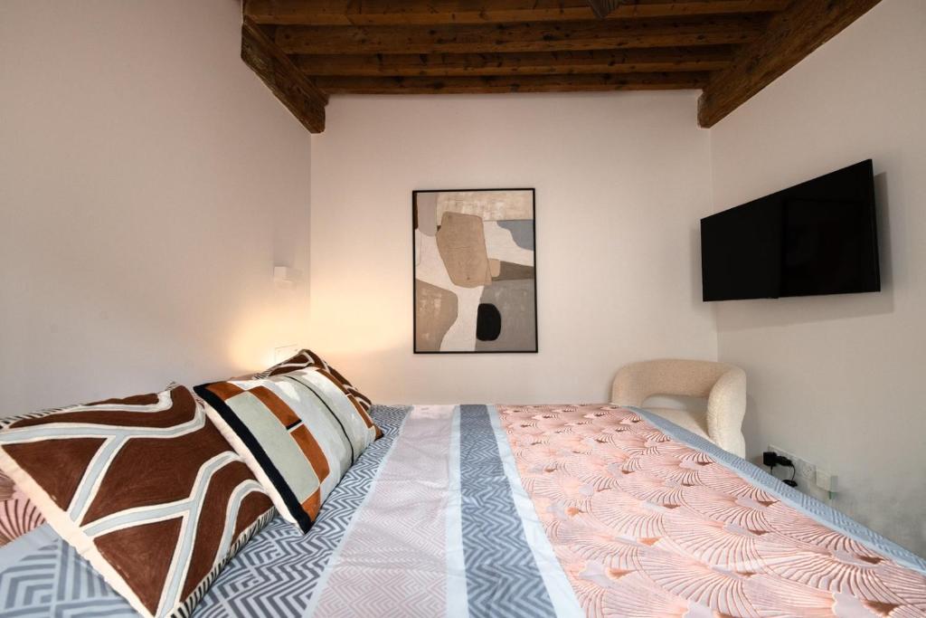 - une chambre avec un lit et une télévision murale dans l'établissement Sainte Hélène - Lovely high class studio, à Lyon
