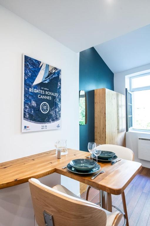 une salle à manger avec une table et des chaises en bois dans l'établissement Le Goélette - Superb cosy apartment, à Lyon