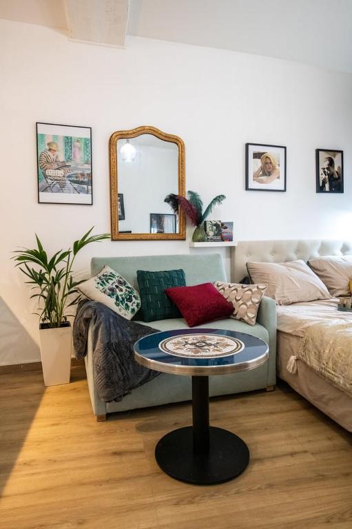 un salon avec un canapé et une table dans l'établissement Le Gatsby Superbe cocon cosy proche place, à Lyon