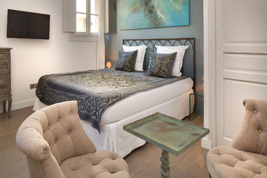 Postel nebo postele na pokoji v ubytování La Maison des Augustins 4 stars Spa et Fitness
