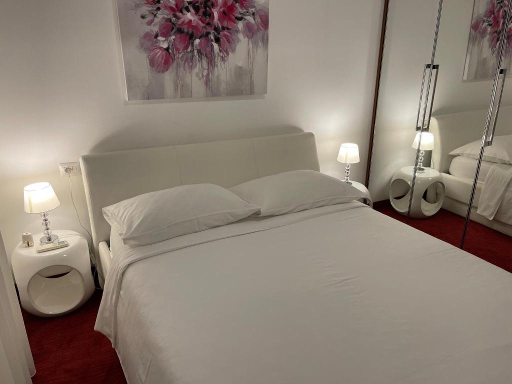 Posteľ alebo postele v izbe v ubytovaní Villa Arya with heated swimming pool, roof hot tub, sauna and gym near the beach