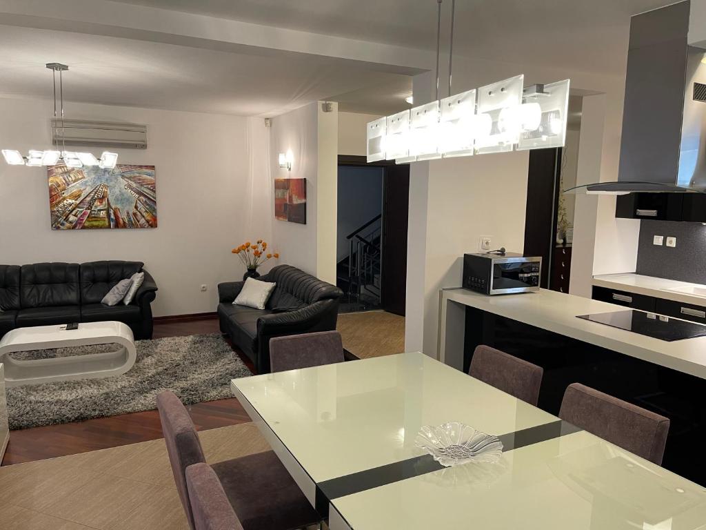 Posedenie v ubytovaní Villa Arya with heated swimming pool, roof hot tub, sauna and gym near the beach