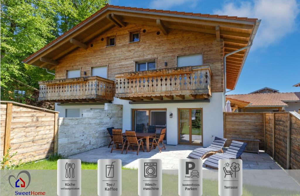 Casa con techo de madera y patio en DeLuxe Wohnung am Tegernsee Gschwandtnerhof, en Festenbach