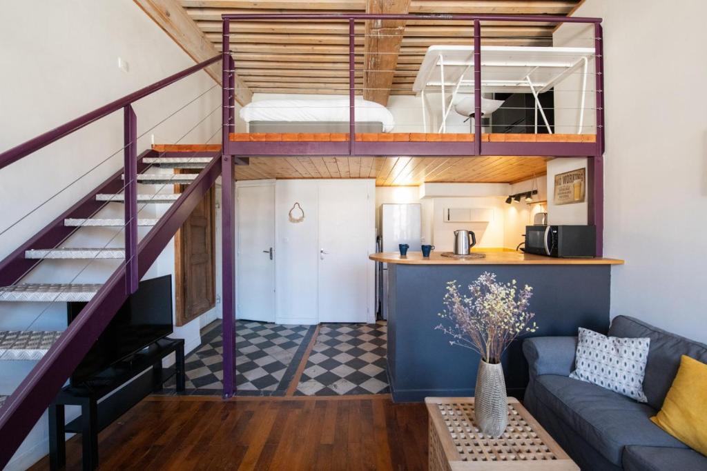 Ce loft comprend un lit et un salon. dans l'établissement L'Indigo- Coup de coeur Canut - Croix Rousse, à Lyon
