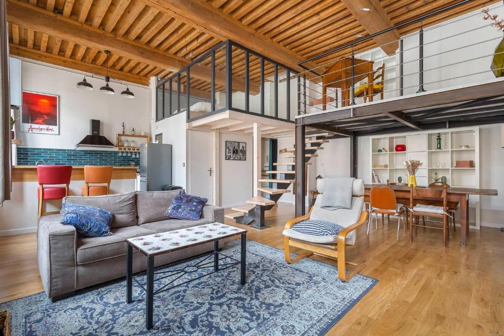 un salon avec un canapé et une table dans l'établissement Le Tisserand - Superbe Canut pentes Croix Rousse, à Lyon