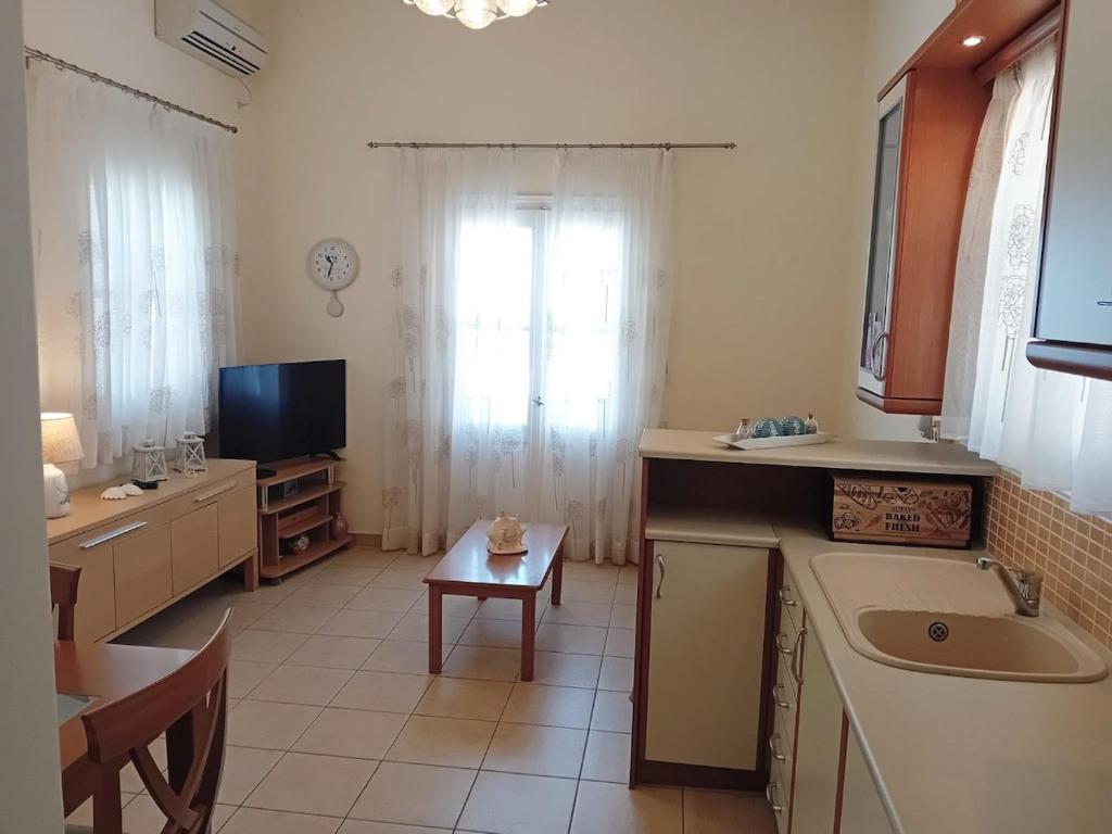 Μια τηλεόραση ή/και κέντρο ψυχαγωγίας στο Maranto home, on the beach of Sifnos!