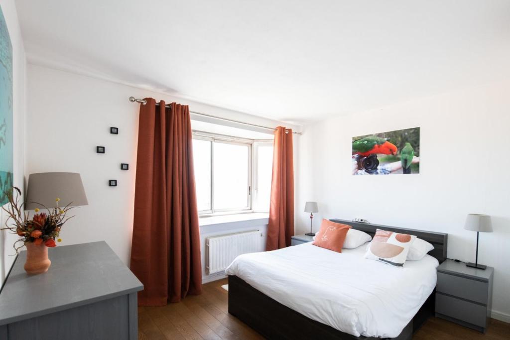 Un dormitorio con una cama y una ventana en L'Alto - Bel appartement lumineux -Vue panoramique, en Gare des Brotteaux