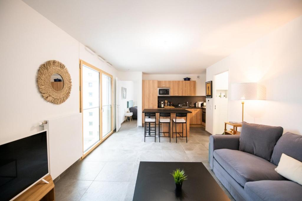 un salon avec un canapé et une table dans l'établissement Le Cosmo - Premium apartment w/ terrace- Part Dieu, à Lyon
