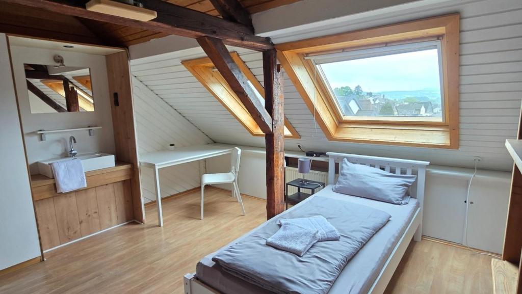 Postel nebo postele na pokoji v ubytování work & stay house in Linz