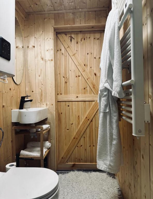 Koupelna v ubytování Heaven Reset & Spa & sauny & masaże - adults-only - Premium Glamping z jacuzzi całoroczny przy rzece