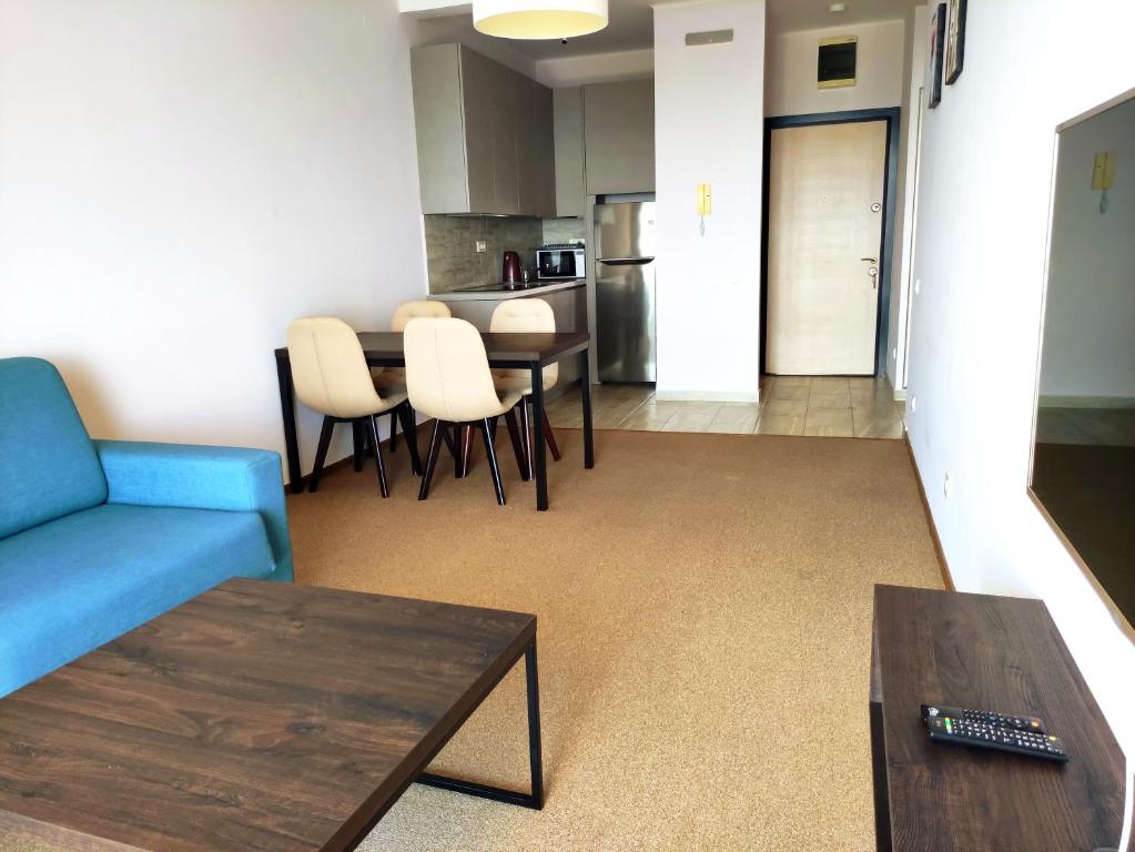 布德瓦Hillside Apartment with Infinity Pool and Sea View的客厅里有一张沙发和一张桌子。