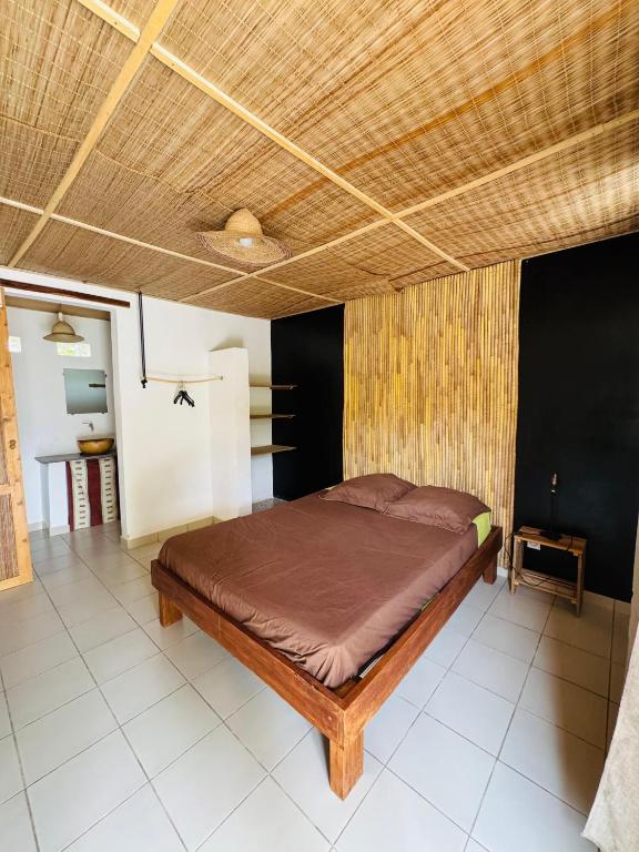 Boukot OuolofEcolieu Nio Far的房间里有一张床的卧室