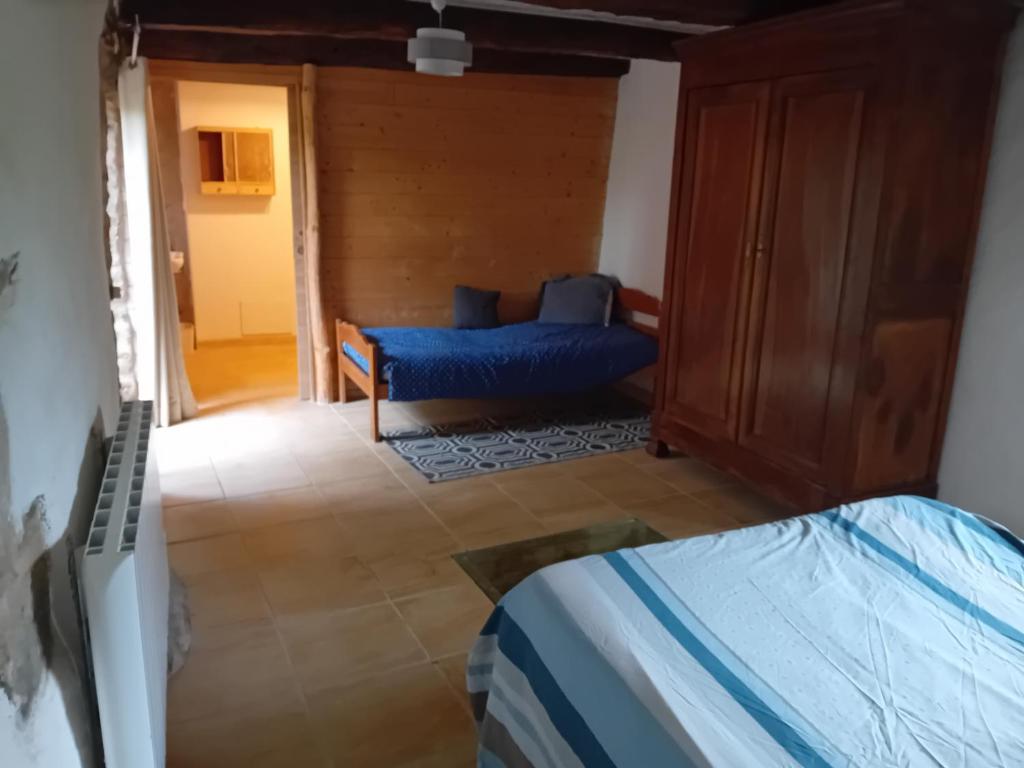 Cette chambre comprend un lit et un canapé. dans l'établissement Le Gaffatou, à Montirat