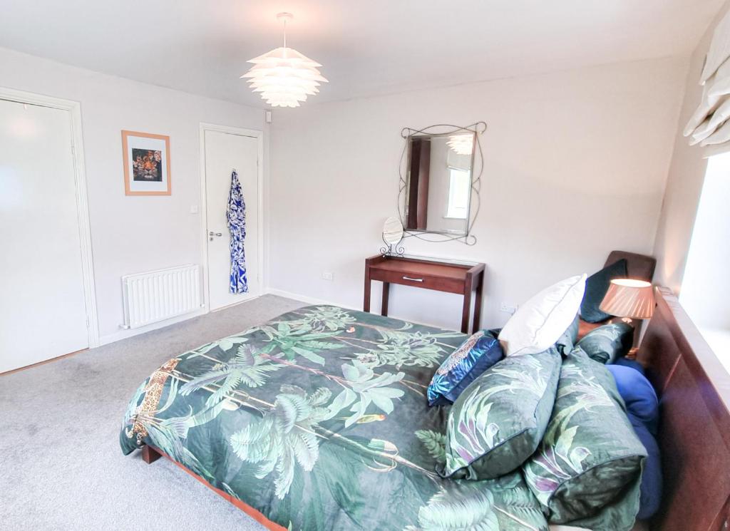Postel nebo postele na pokoji v ubytování Riverrun Holiday Homes No 15 Belturbet by Trident Holiday Homes