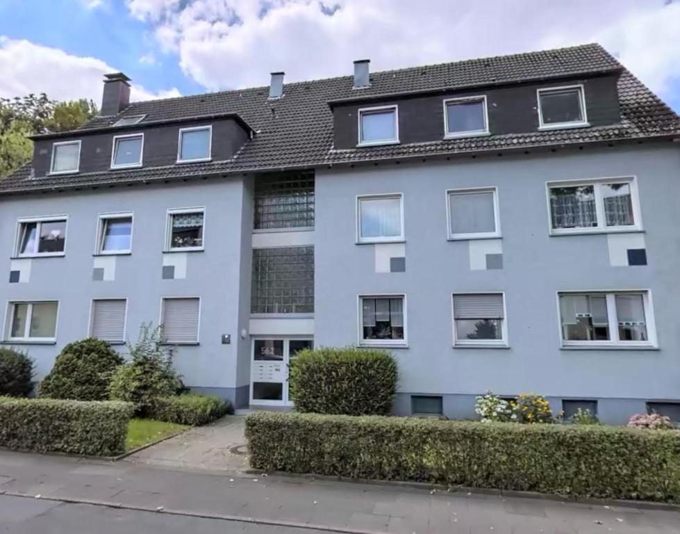 un immeuble d'appartements dans le quartier dans l'établissement Ferienwohnung-Montagewohnunng DO, à Dortmund