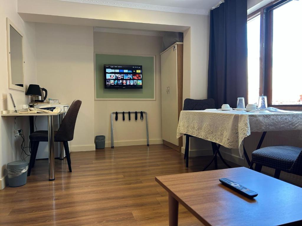 TV a/nebo společenská místnost v ubytování Naila Hotel
