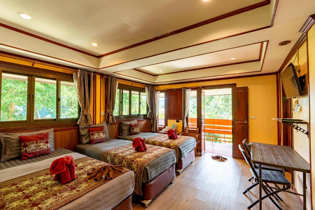 Comfortable Rainforest Room