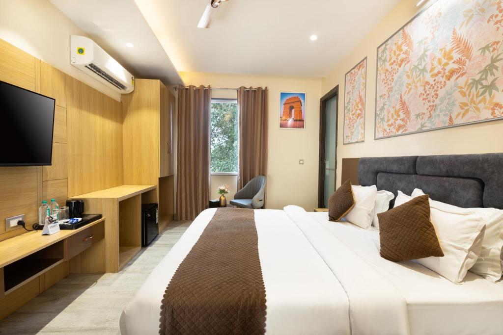 Postel nebo postele na pokoji v ubytování Asar Varanasi Junction by Orion Hotels