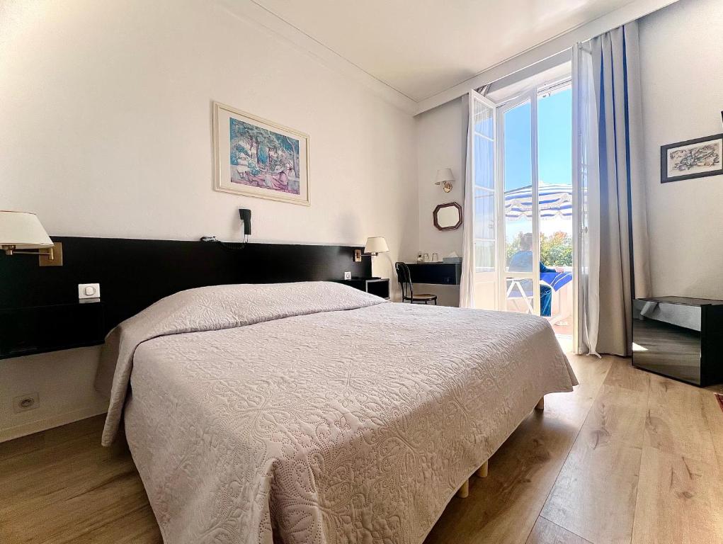 Postel nebo postele na pokoji v ubytování Hotel des Mimosas