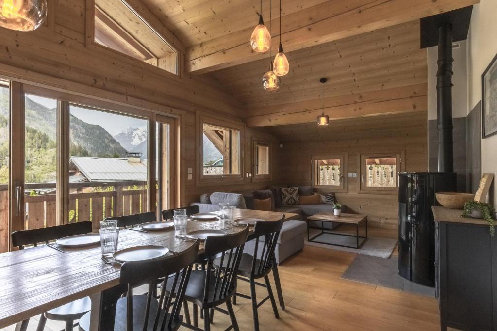 une salle à manger avec une table et un salon dans l'établissement Trabets 2 - Vue Montagne - 150m des Remontees, aux Houches