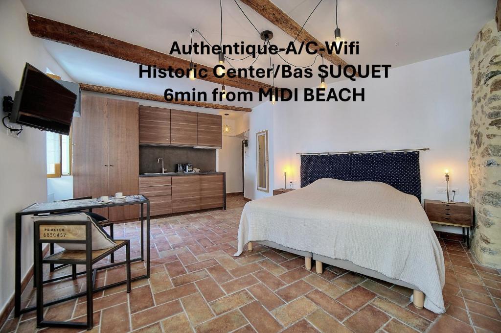 une chambre avec un lit, un bureau et une télévision dans l'établissement Agreable studio quartier Suquet-Vieux Port A0B185, à Cannes