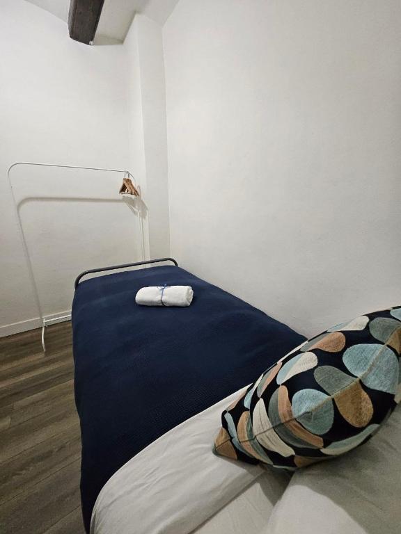 Postel nebo postele na pokoji v ubytování Family Flat Near Ramblas BCN 5 rooms