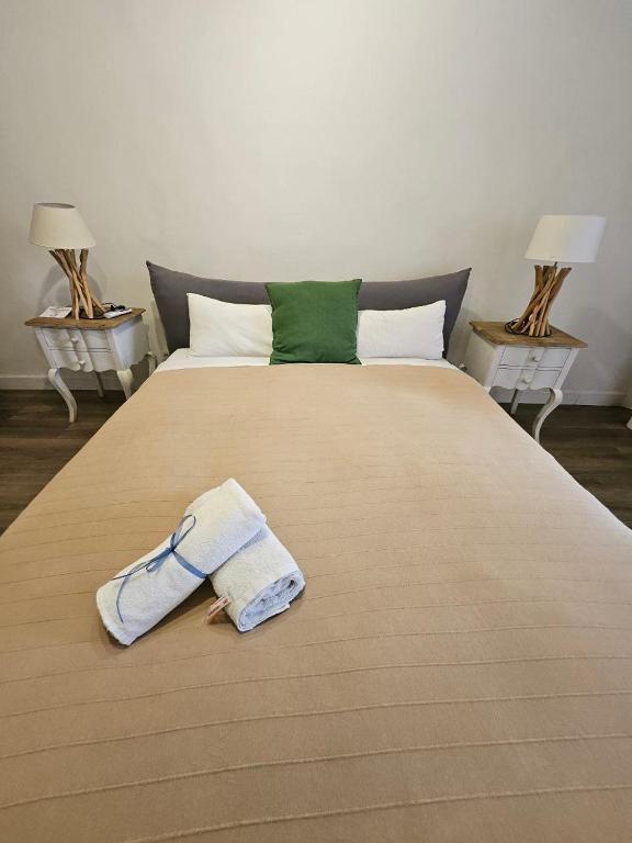 Postel nebo postele na pokoji v ubytování Family Flat Near Ramblas BCN 5 rooms