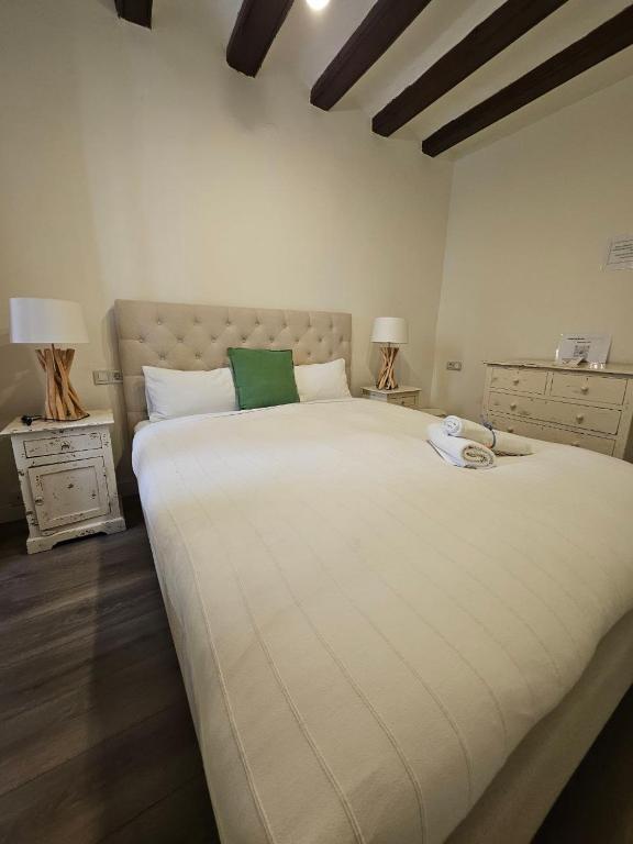 Postel nebo postele na pokoji v ubytování Family Flat Near Ramblas BCN 5 rooms