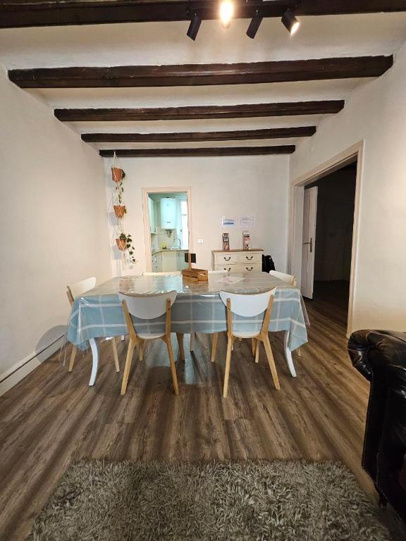 Posezení v ubytování Family Flat Near Ramblas BCN 5 rooms