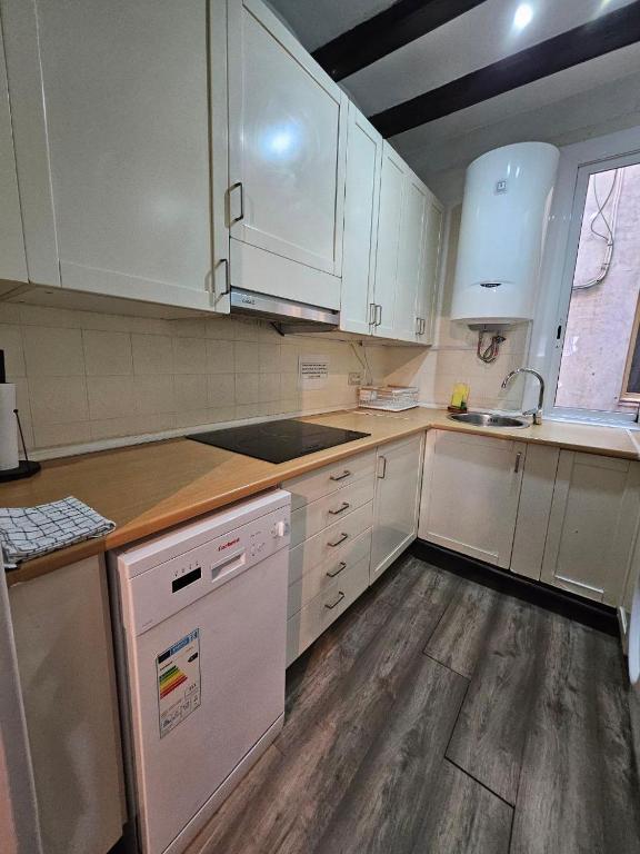 Kuchyň nebo kuchyňský kout v ubytování Family Flat Near Ramblas BCN 5 rooms