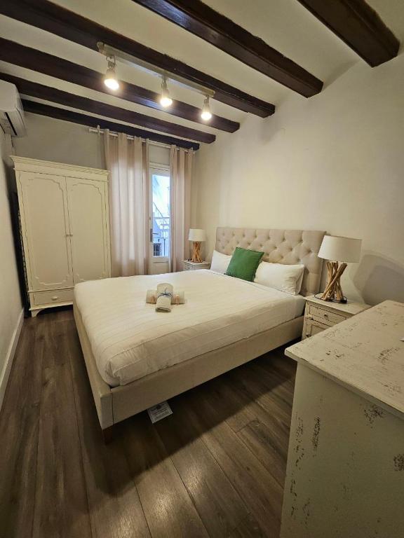 Postel nebo postele na pokoji v ubytování Family Flat Near Ramblas BCN 5 rooms