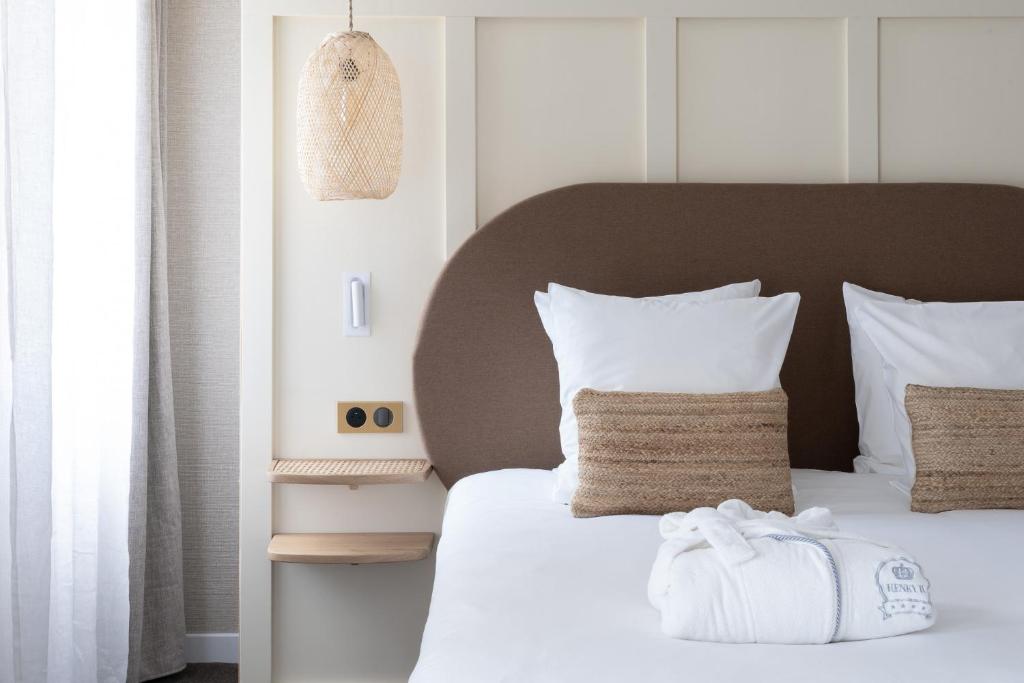 Postel nebo postele na pokoji v ubytování Hôtel Henry II Beaune Centre