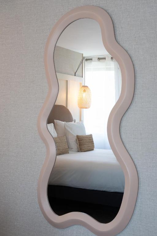 Postel nebo postele na pokoji v ubytování Hôtel Henry II Beaune Centre