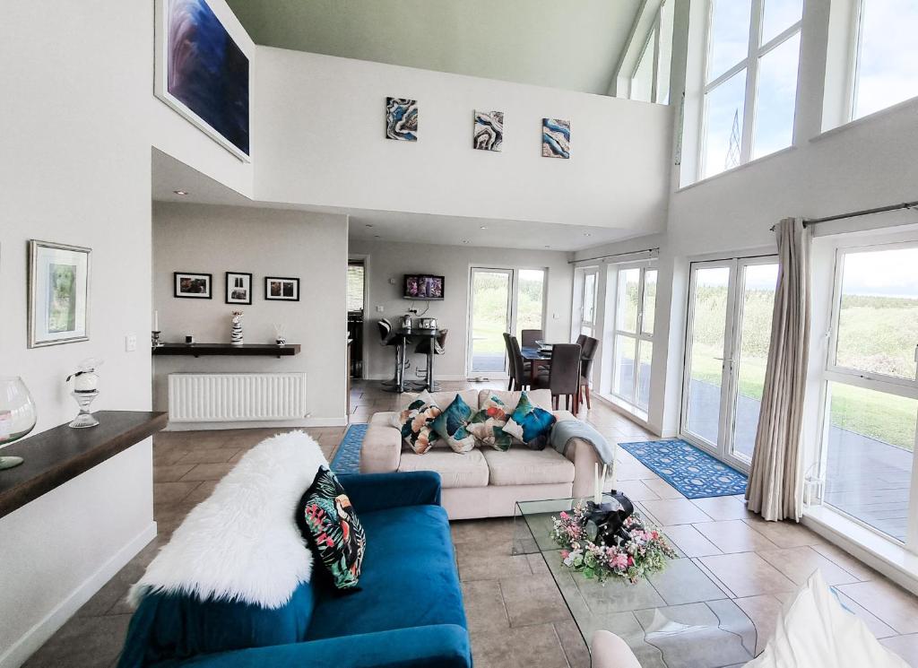 Posezení v ubytování Riverrun Holiday Homes No 15 Belturbet by Trident Holiday Homes