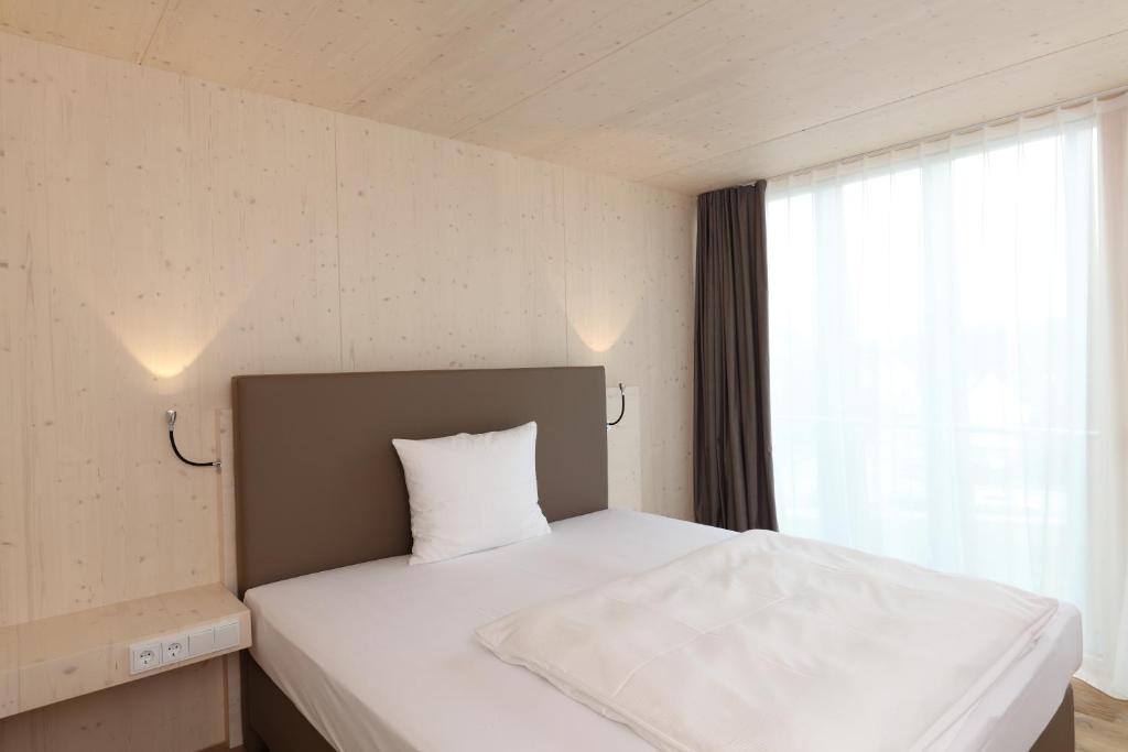 Postel nebo postele na pokoji v ubytování Klingenstein AKZENT Hotel Wirtshaus Brauerei