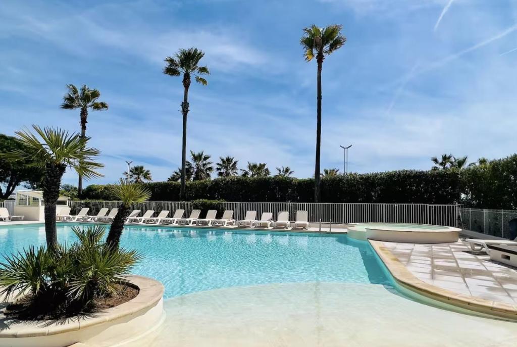 Πισίνα στο ή κοντά στο Lumineux F2 avec terrasse & piscine, Fréjus-Port