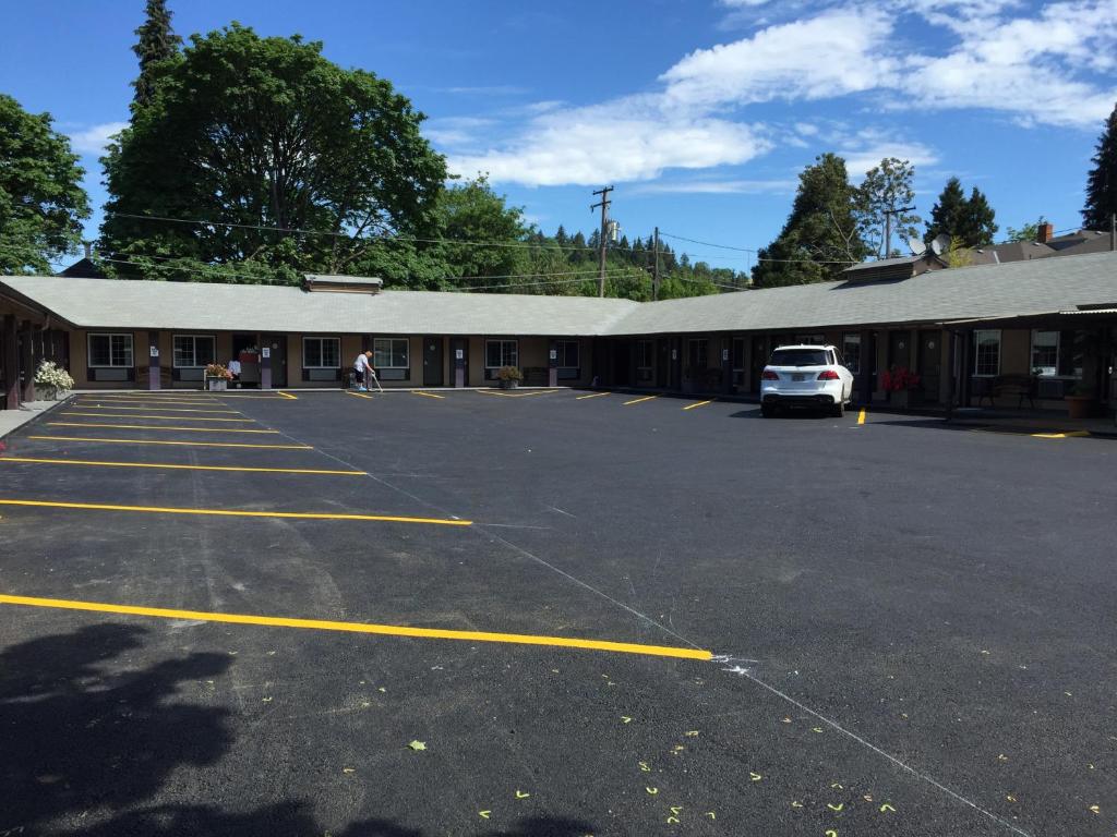 a parking lot in front of a building at Downtown Inn in Eugene