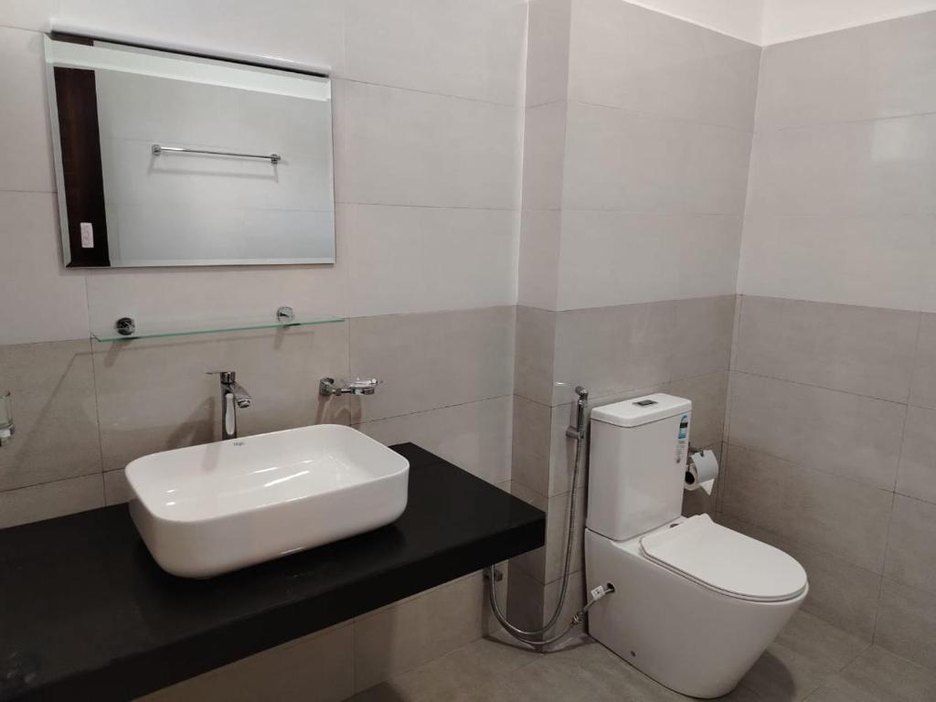 Koupelna v ubytování Diora Hotel