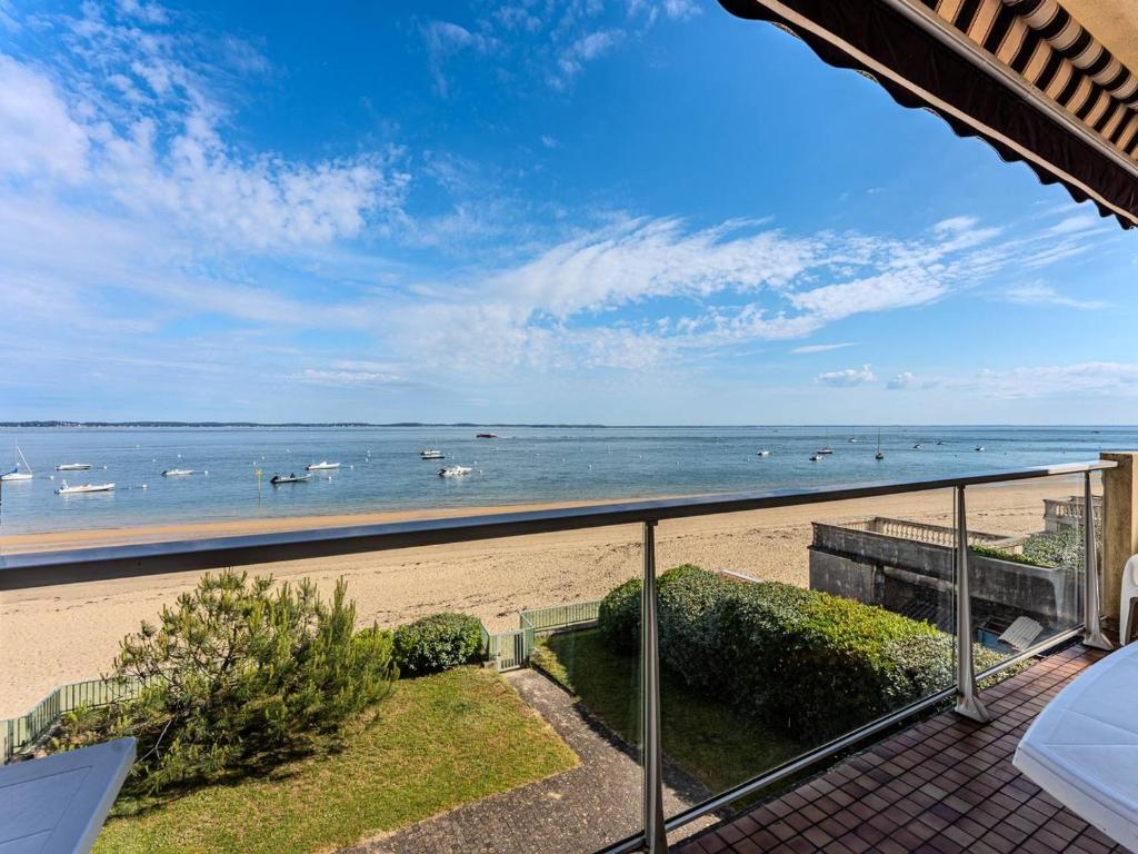 - une vue sur une plage avec des bateaux dans l'eau dans l'établissement Arcachon - Accès plage, T2 avec balcon et parking - FR-1-433-2, à Arcachon