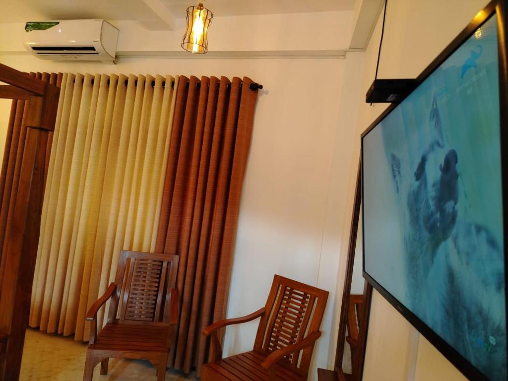 TV a/nebo společenská místnost v ubytování Diora Hotel