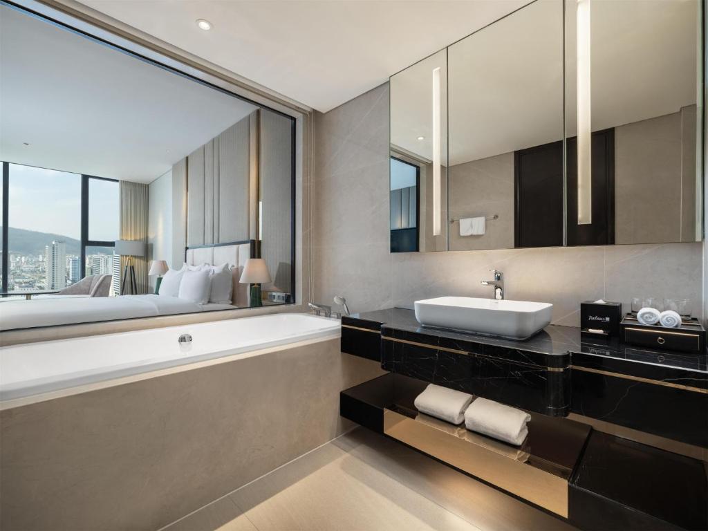 Radisson Blu Ha Long Bay - 4