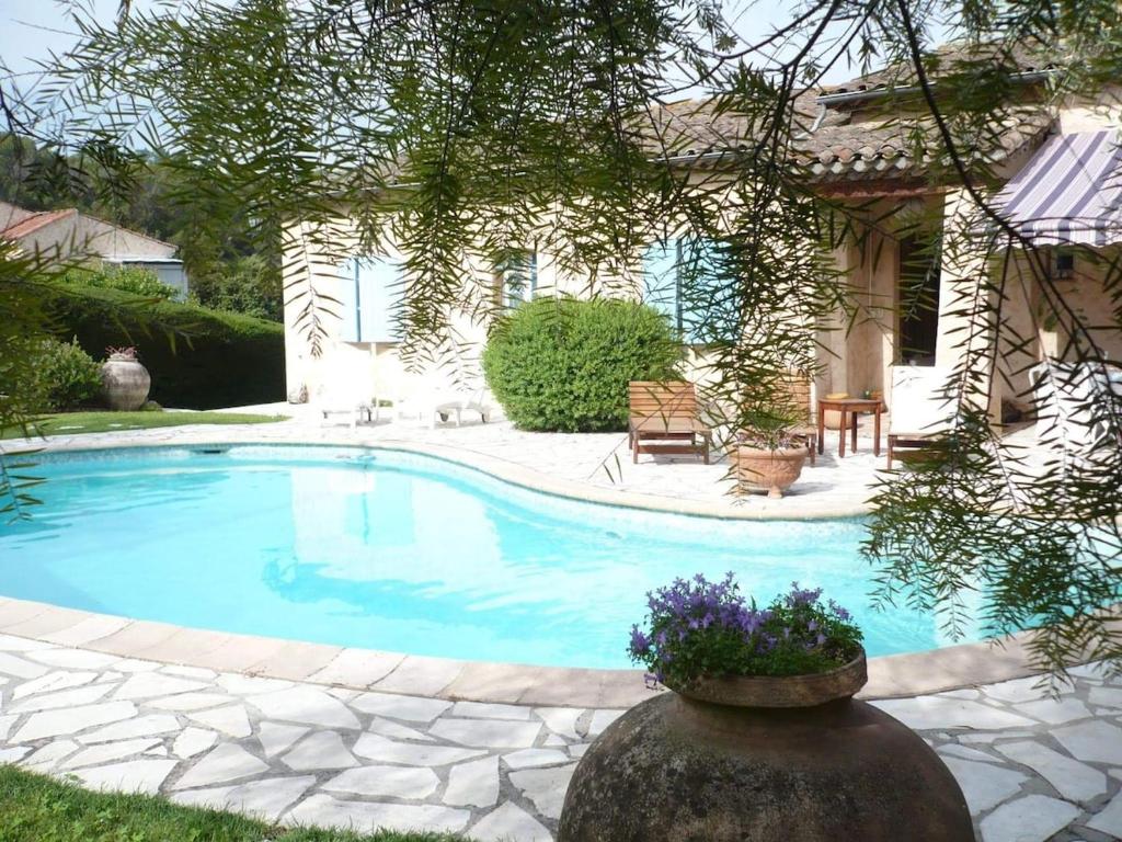 une piscine devant une maison dans l'établissement Mougins Apartment in Provençal house near Cannes, à Mougins