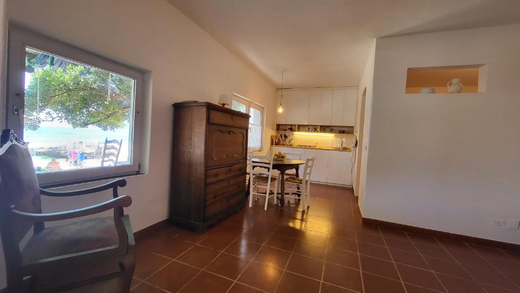 A kitchen or kitchenette at Perla di Mare