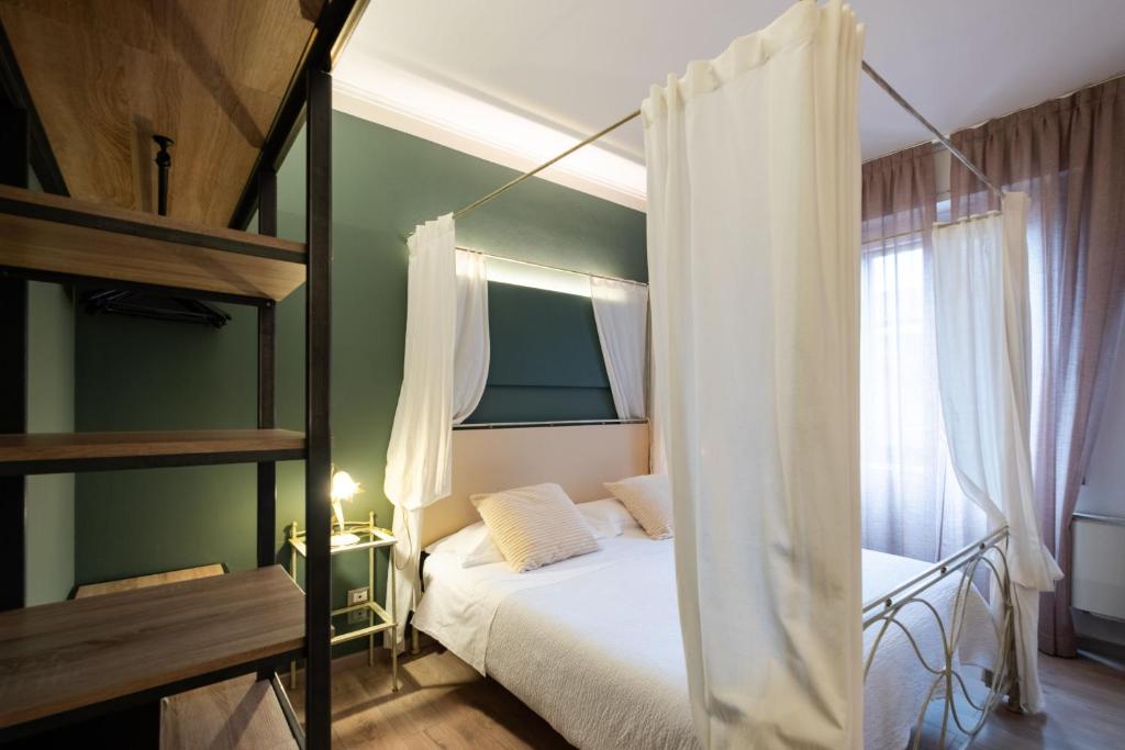 a bedroom with a bed and a bunk bed at Hotel Italia in Verona