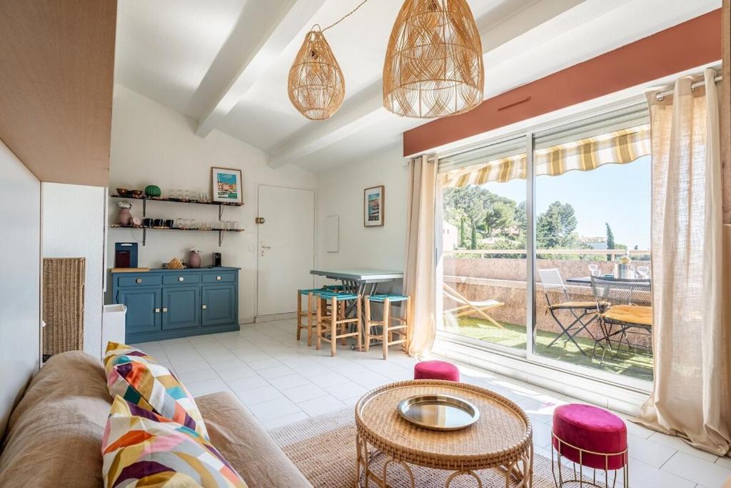 un salon avec un canapé et une table dans l'établissement Le Neptune, à Cassis