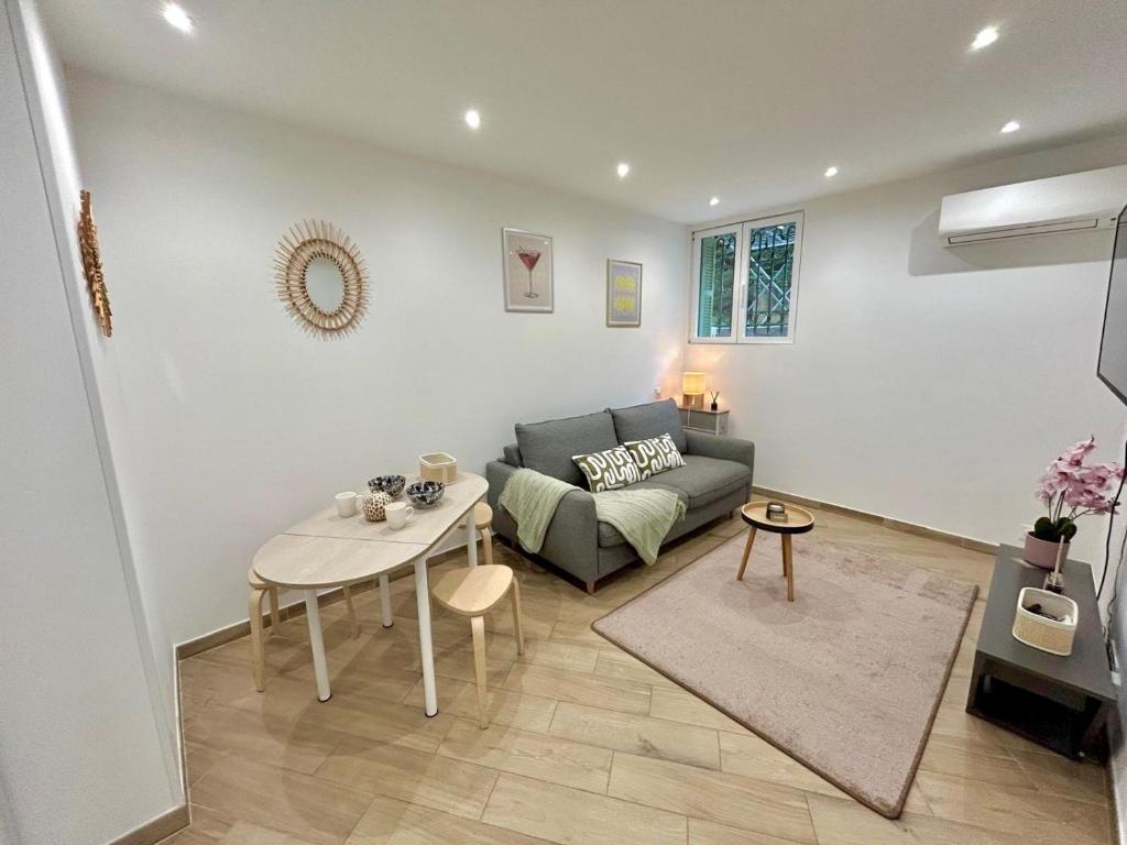 un salon avec un canapé et une table dans l'établissement Studio - Le Berlioz - City Center, à Nice