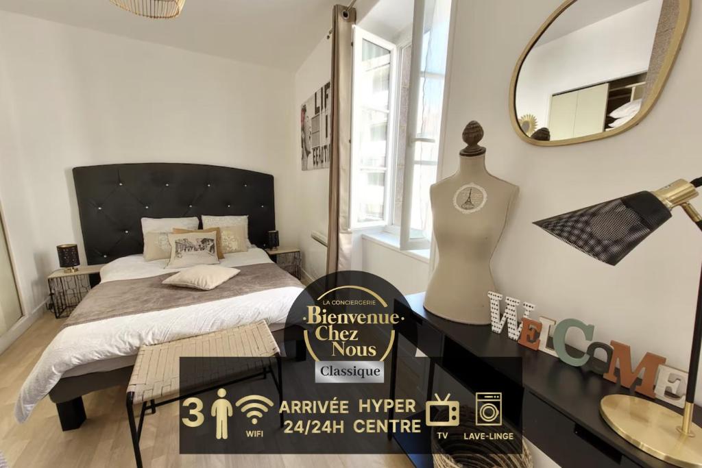 une petite chambre avec un lit et un miroir dans l'établissement F1 hyper centre, à Clermont-Ferrand