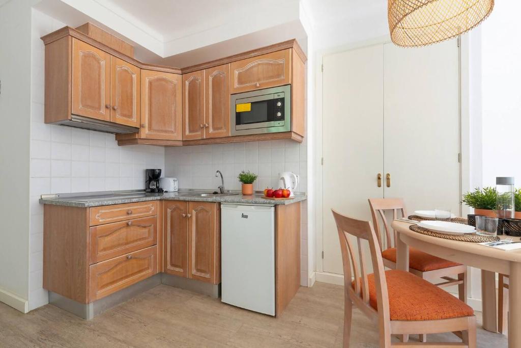 Kuchyň nebo kuchyňský kout v ubytování Apartamentos Playa Marina