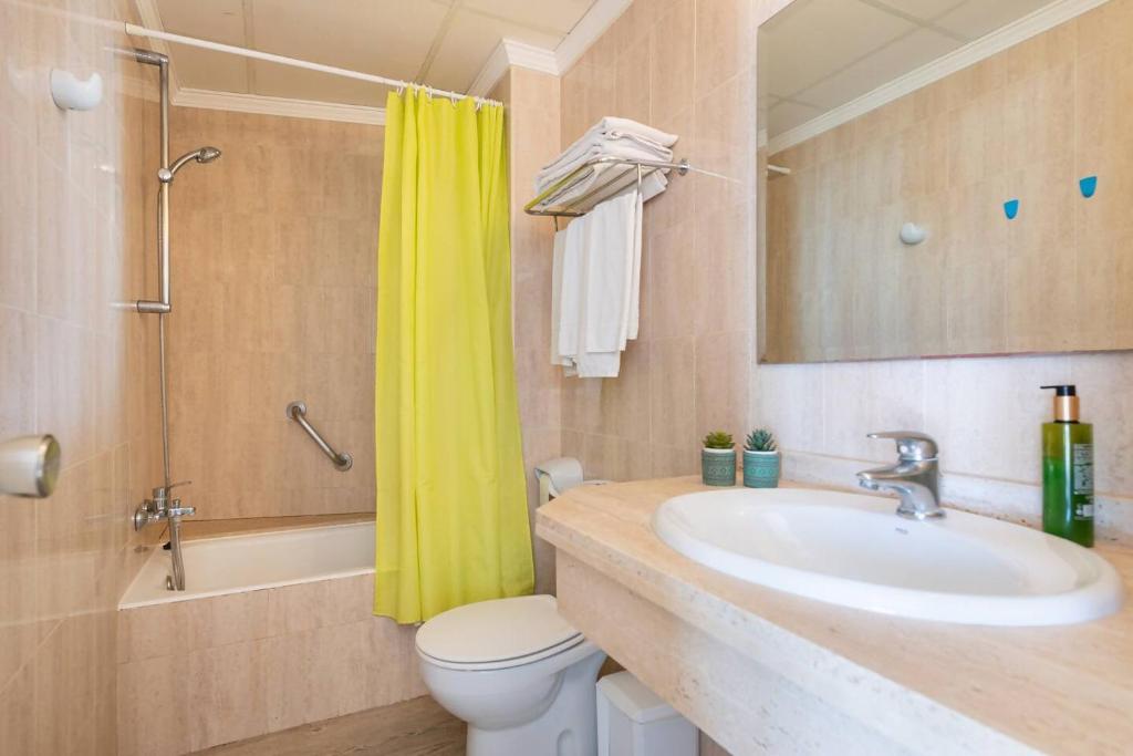 Koupelna v ubytování Apartamentos Playa Marina