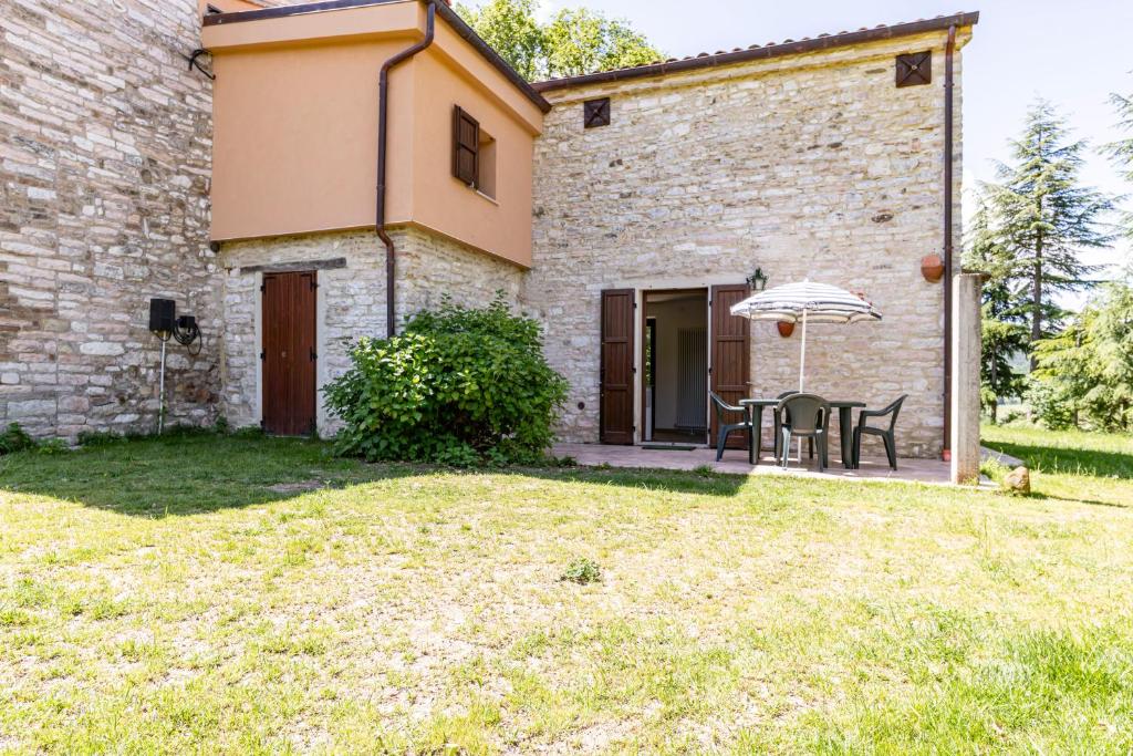 an external view of a stone house with a table and an umbrella at GuestHost - Ca'Solare - Country Villa X4 in San Cristoforo de Valli